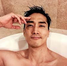 Song Seung Heon 7/10 Parece uma mão, o tamanho dos dedos??? Mas em si um pé ajeitado e arrumadinho. Vaquinha pra comprar uma luva pra ele usar de meia nesse pé que fica mais adequado.