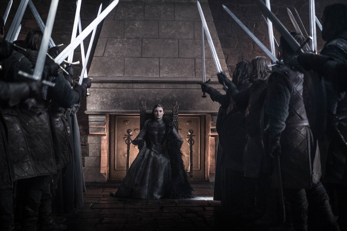 #GameOfThrones

⚠️ATENCIÓN⚠️

La Reina del Norte ya tiene su trono, o eso ha dejado caer Sophie Turner al compartir esta imagen en redes.

Un año después del final de #GoT, la actriz de Sansa podría haber recibido en casa el trono original de la serie.

¿Verá la TV sentada en él?