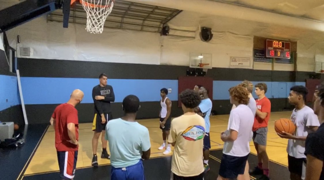 frankgarza57's tweet photo. #Hawkeyes, ‘55 paying it forward’; he was once that young and recalls what it was like to hear from an established hooper. #Players, “It takes each of us to make a difference for all of us.” Jackie Mutcheson 💯🦚https://t.co/WNjABeVr7w #Coaching #Train @pwoods330
@FactorySportsDE https://t.co/poeCEg4BJW