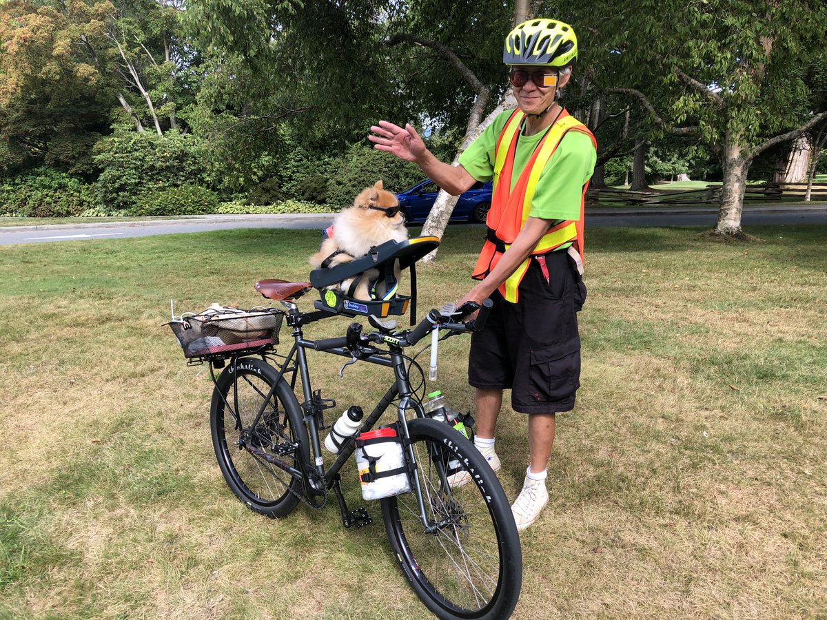 Now as a very special reward for hanging in for the whole thread, here my friends, is Courage (Curry for short), who is one cool customer. Curry was heading down the start of Park Drive as we were heading back out to  #BeachAveBikeway.