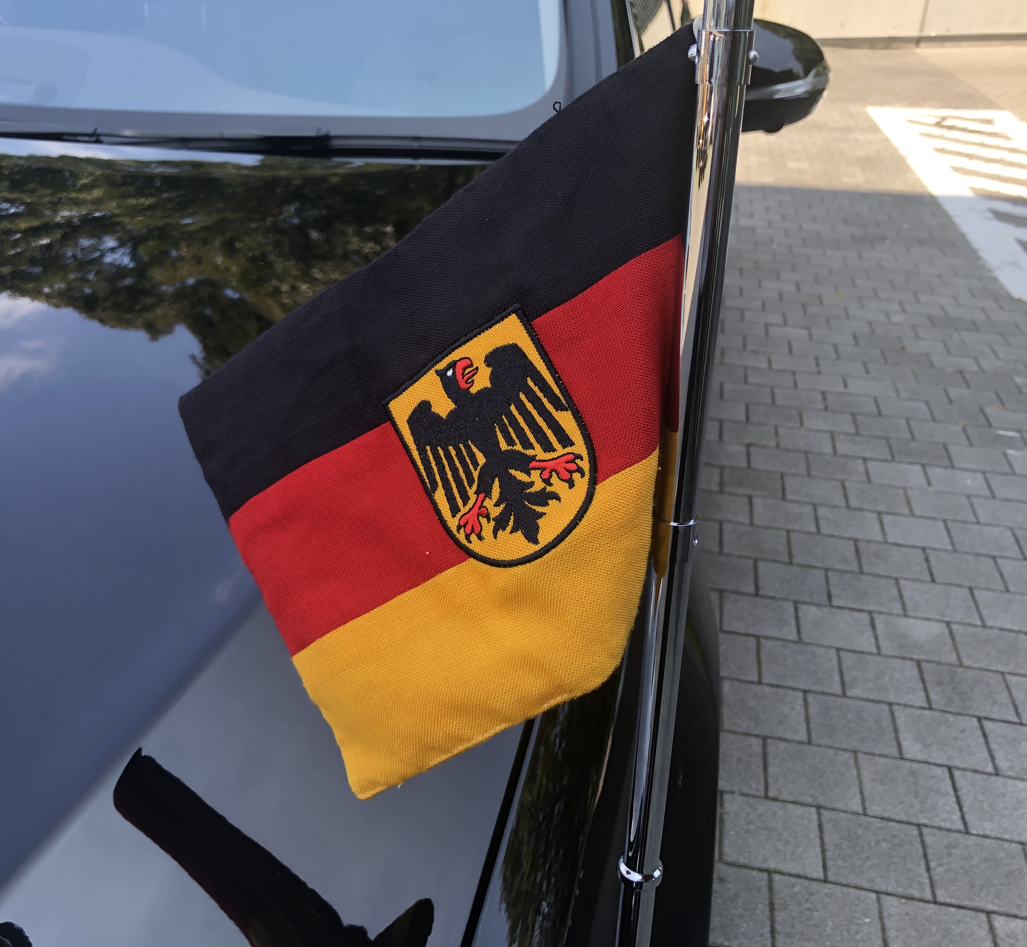 ドイツ大使館 大使館の裏側 通常のナンバープレートより横長で日本のサイズとも若干違う外ナンバー 大使の車 のみに 字に 外 が入り まるがい とも呼ばれています また大使と総領事の車のみに旗を立てることができます 国家元首が来日する