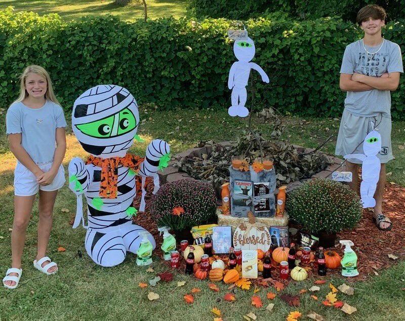 TrentLemuel's tweet photo. My wife loves Fall so my kids and I Surprised her with a Mumthers Day assortment complete with a few of her favs; Mums, Halloween Mummies, @Hersheys @CocaCola @OdoBanProducts @Febreze_Fresh @glade #makeyourownday https://t.co/NLn9QejC3l