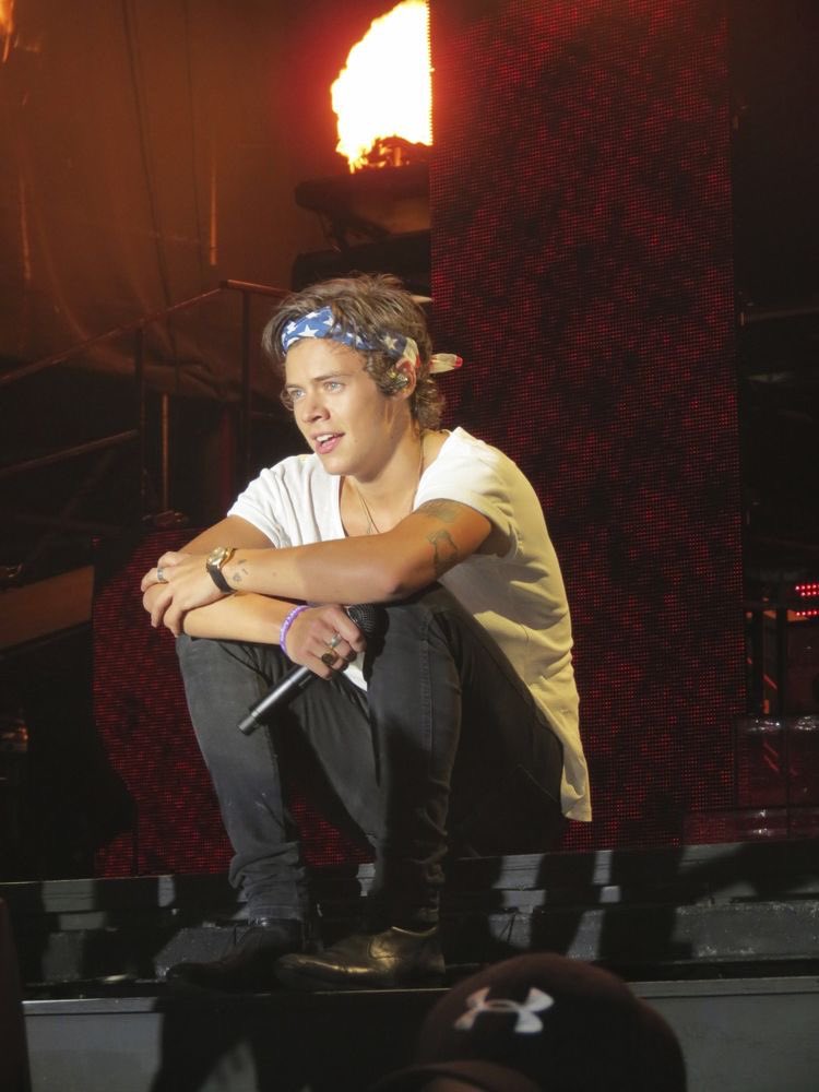 harry styles in a bandana. a VERY necessary thread. <3
