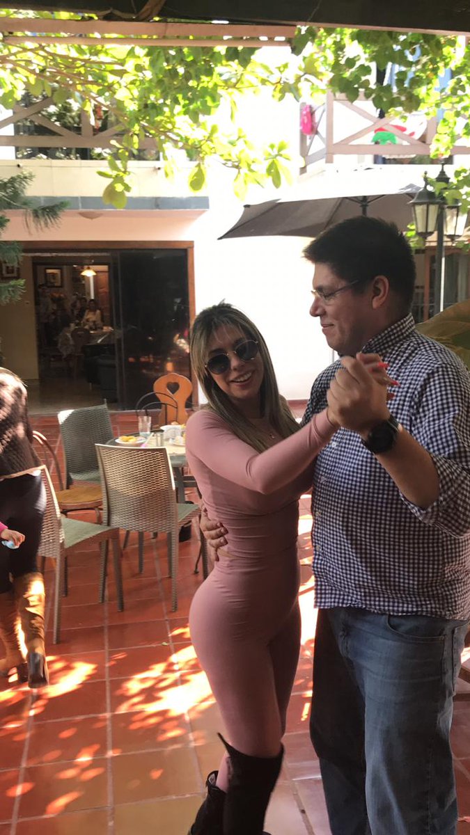 LaH_nomurio's tweet photo. Te quedaste sin laburo? Te partieron el sueldo al medio? Quebró tu negocio? No podes ver a tu familia? Tenés síntomas hace 10 días y nadie te da bola? Gastaste dos palos en alcohol y tapabocas? No importa...Sigue el baile, sigue la Joda https://t.co/ndRjAVl9pM