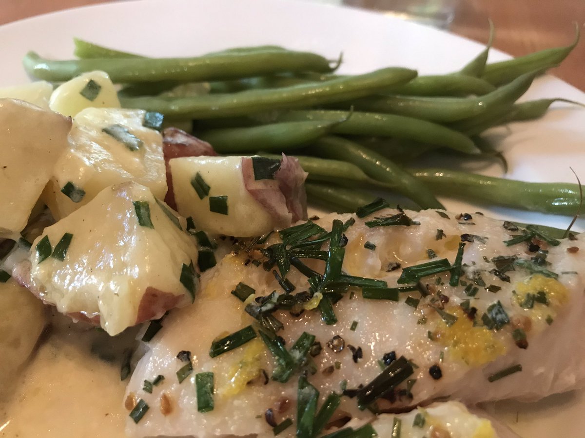 ChezAmyLLC's tweet photo. Lemon pepper halibut, red potatoes with cream and chives, steamed green beans.
#chezamy #halibut #sundaydinner #simplemeals https://t.co/3p3Mv0zzBE