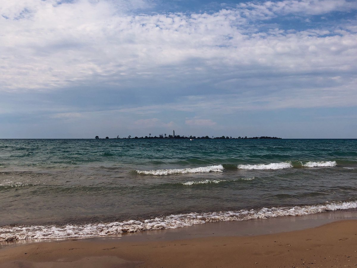 There’s the Chantry Island bird reserve. Zoom in for cool old lighthouse. Pic doesn’t do justice but it shimmers on the horizon - looks like it belongs in the Venetian lagoon. (Thanks to  @interchange42 for the nice wee tour of Southampton).