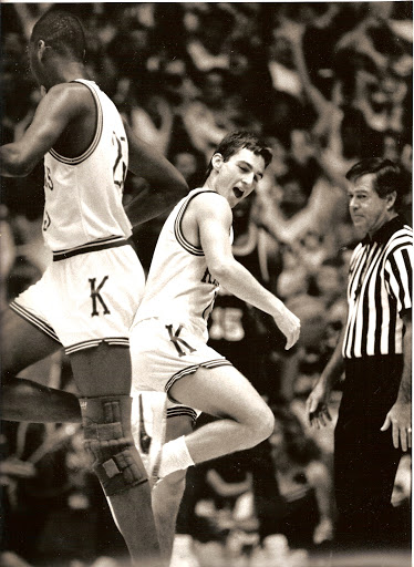 That small guard from '86 ( @CoachTurgeon) was no longer a player, he was now an assistant coach.He'd come from a small high school but made KU varsity, was its 1st player history to play in 4 straight NCAA tourneys & is still 1 of the all time leaders in assists.Pretty cool...