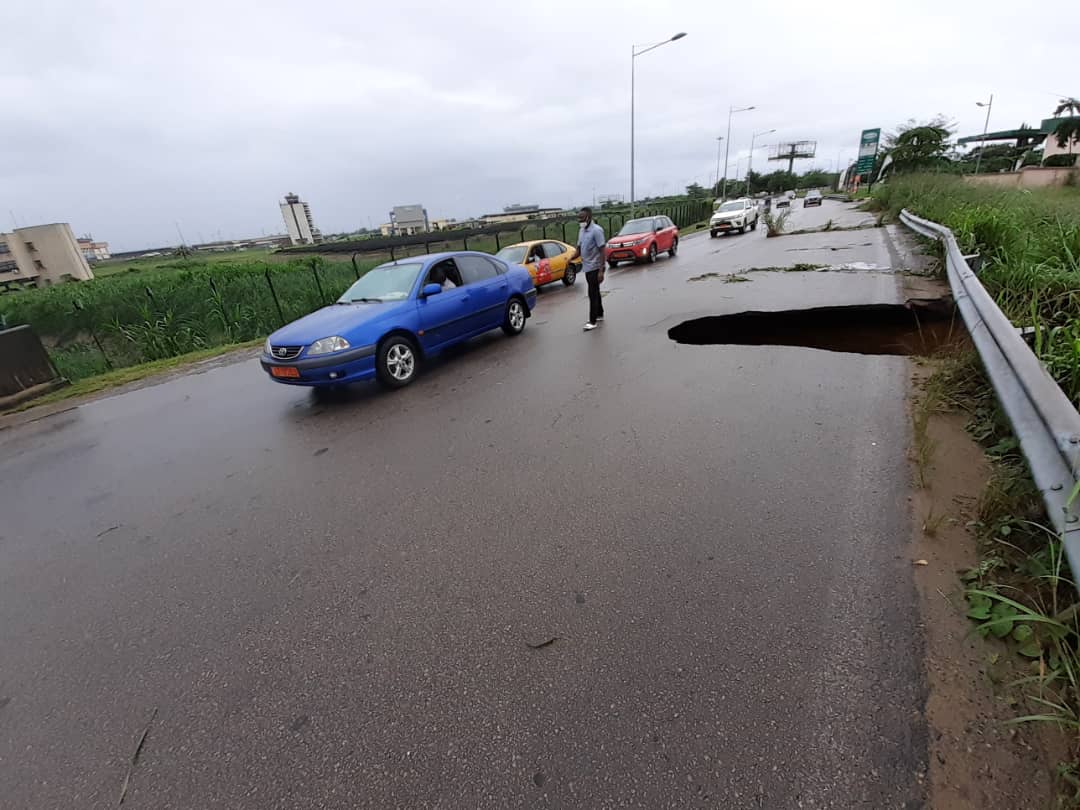 cyrille_bojiko's tweet photo. Attention Danger à Douala !!! Route Bocom aéroport-Carrefour Saint-Michel la chaussée s'effondre sous la pression des eaux depuis cette nuit. Encore une conséquence des pluies de ces jours. Urgence de balise de sécurité. RT au max. Ça peut sauver des vies. https://t.co/iRGw9o9ogw