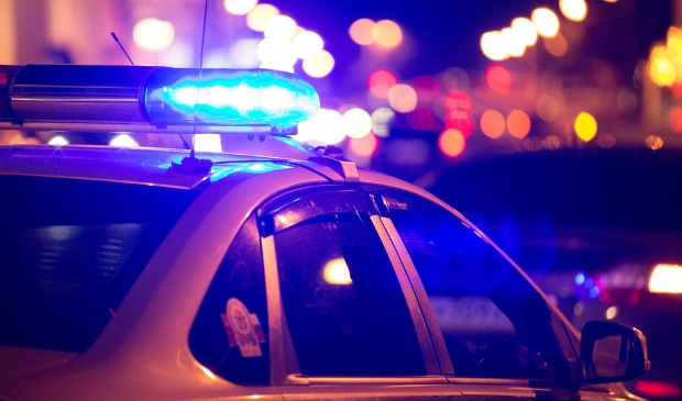 Inbraak bij bedrijf aan Rithsestraat: Mogelijk verdachte crasht na politieachtervolging tegen lantaarnpaal -..