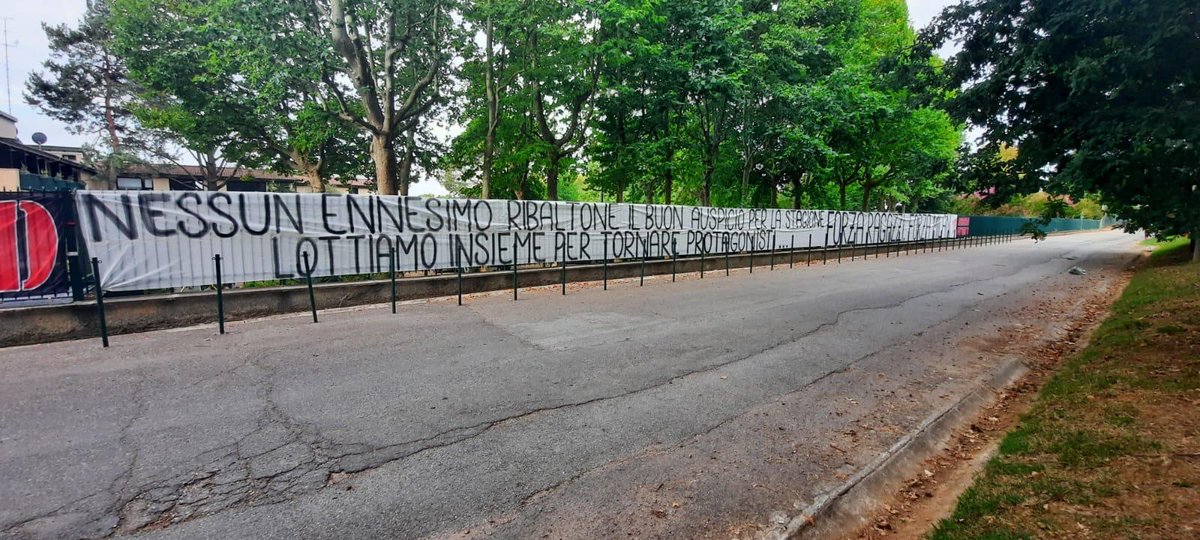 Banner #CurvaSud di Milanello menjelang Raduno:

"Nessun ennesimo ribaltone, il buon auspico per la stagione
Lottiamo insieme per tornare protagonisti" 

"Untuk kesekiankalinya, tak ada pertanda yang lebih baik untuk memulai liga
Bersama kita berjuang untuk kembali menjadi hebat"