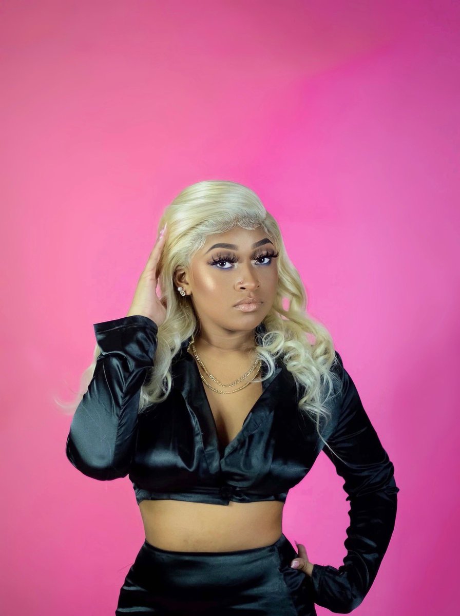 alannaaugustinn's tweet photo. ~ yeah my nails pink ๐, but these hunnids blue ๐ #birthdaygirl #18 #bigbank #miaminails #miamihairstylist
Make up by : @_oochiewalli
Nail by : @jaynailzit_
Hair by: @theylovejakara
Shots from: @shotsviajojo thank you so much - AYA ๐ https://t.co/5kZFin3oYl