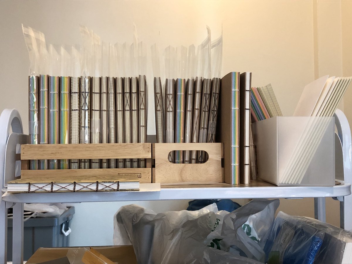 ยอดขายไม่ค่อยดี กำลังใจหดเยอะเลย 🥺 แบบว่าเดือนที่แล้วลงทุนกับกระดาษสีน้ำไปเกือบหมื่น ไม่อยากให้ลูกค้าที่อยากได้รอนาน เลยซื้อไว้สต็อกเลย แต่ขายแทบไม่ได้เลย 😢