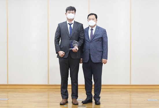 2020년 8월 이달의 KRIBB人으로 국가영장류센터 이승환 박사가 선정되었습니다...blog.naver.com/kribbpr/222069…