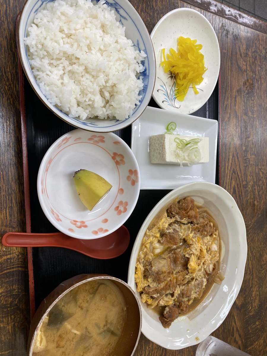 こうやさん ㅂ و 久しぶりにこれた 豚カツ卵とじか鳥卵とじで迷った末に鳥卵とじ 今日から21 30から22 00までの30分は必ず高周波にあたろう そうしよう