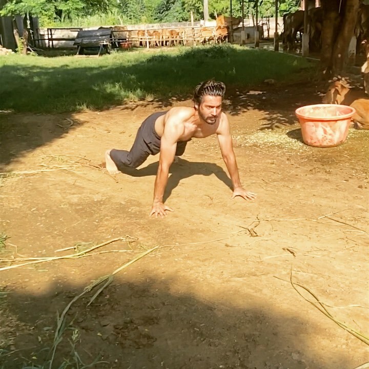 navjotjulka's tweet photo. Clap Pushups feat. “Chakkar Dand”
.
.
.
.
.
.
#aesthetic #clappushups #desiworkout #mensphysique #diet #practicemakesperfect #bodybuilding #calisthenics #instagrambodybuilders #gymmotivation #powerlifting #flexibility #mobility #musclebuilding #fatloss … https://t.co/WWDyzgulhV https://t.co/xO4VXEcw1J