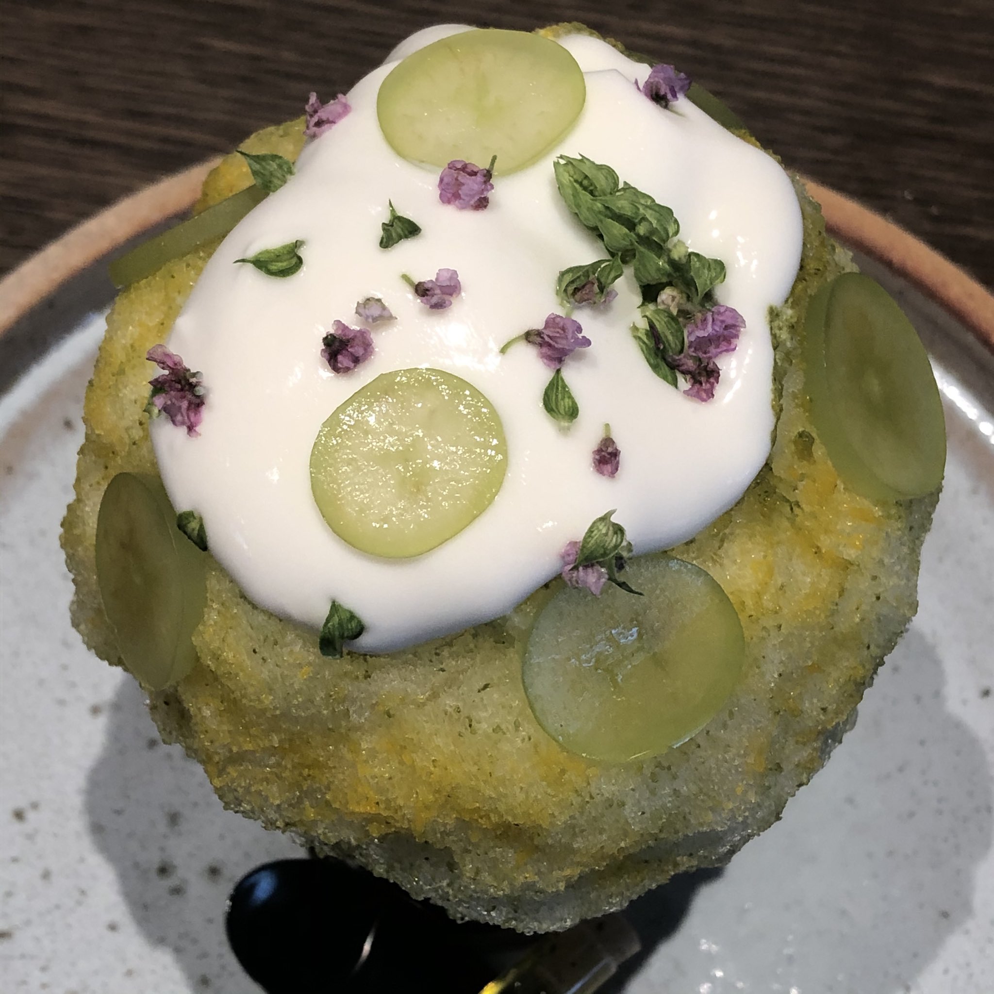 טוויטר 斧屋 おのや בטוויטר 茅場町のパティスリー イーズにて かき氷なパフェ リコッタクリーム 花穂紫蘇 マンゴーとバジルシロップ マスカット 味変のレモンオリーブオイル かけるタイミングが遅れたけど 深層のパフェの中でもいい存在感でした バニラ