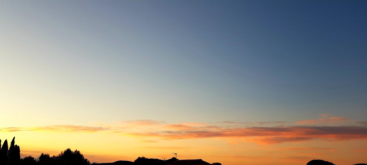 MarCalloch's tweet image. Un nouveau jour qui se lève que j'espère merveilleux.
Les gens sont comme les livres : les uns trompent par leur couverture, les autres surprennent par leur contenu.