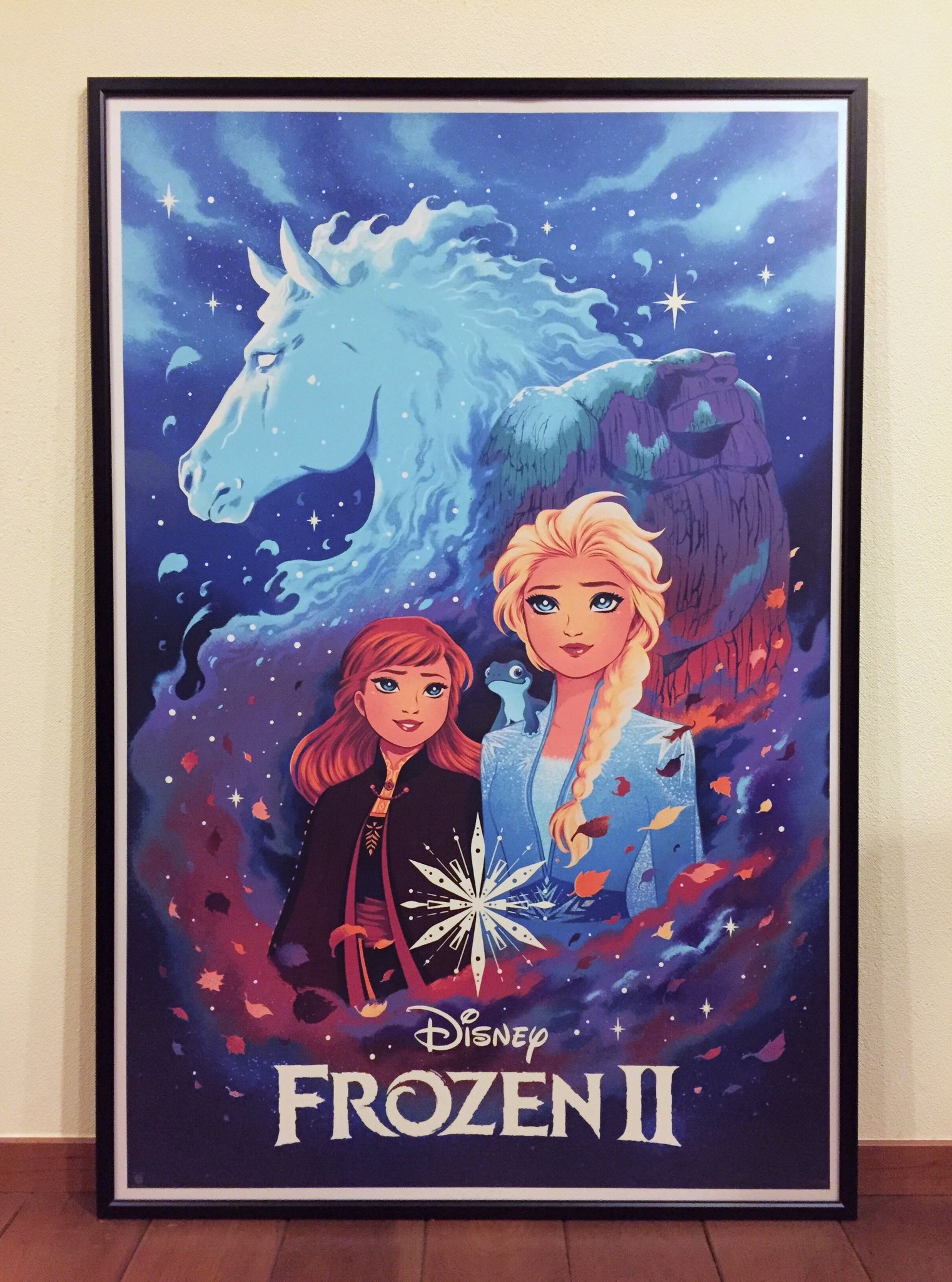 アール Jen Bartel氏による アナと雪の女王2 ポスター 意外と数少ないアナ雪ポスターなのでゲット 普通の印刷では出にくい青色をガッツリ使用しているので 実物は覚める様な綺麗さがあります パール紙なのですが タイトル部分等は白インクで刷られている