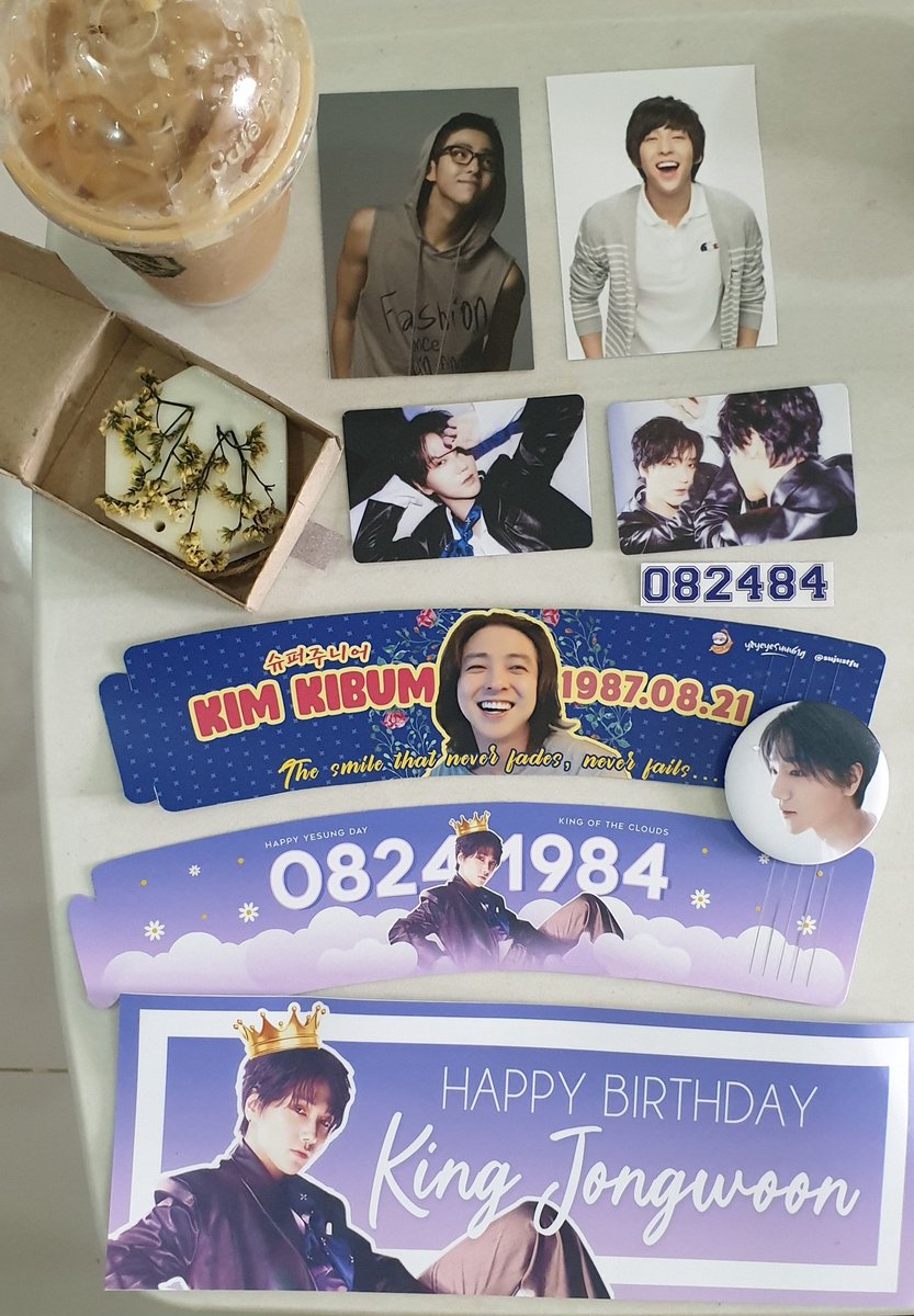Mitzkah's tweet photo. Its finally here, happy birthday Yesung! @shfly3424  💙 

also the freebies are so pretty 😍 
@BrightcoastA @yesungfillet @CloudsPH

#HappyYesungDay 
#예술가의_목소리_예성_생일축하해
#YesungStayAtHomeCS https://t.co/E3xvEWPcSU