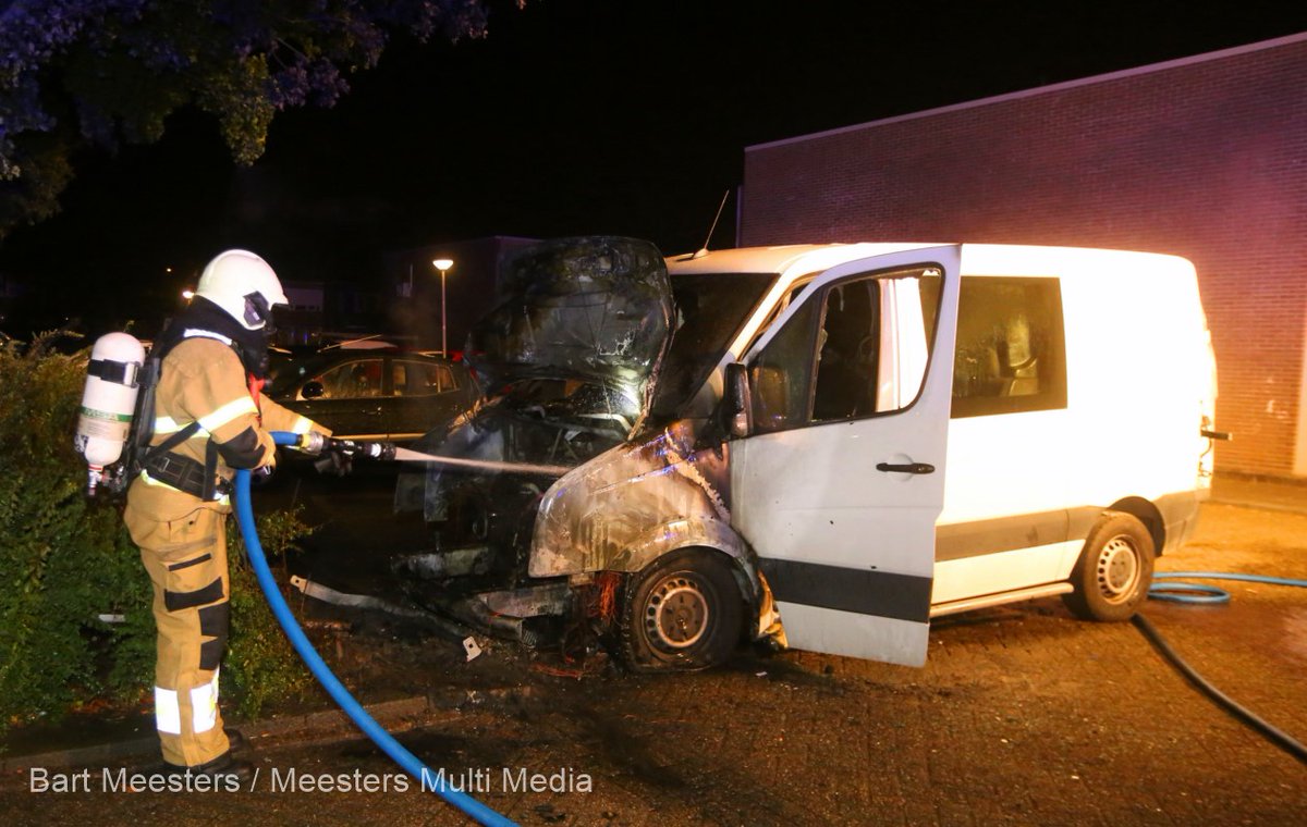 Bestelbus in vlammen op in Den Bosch -..