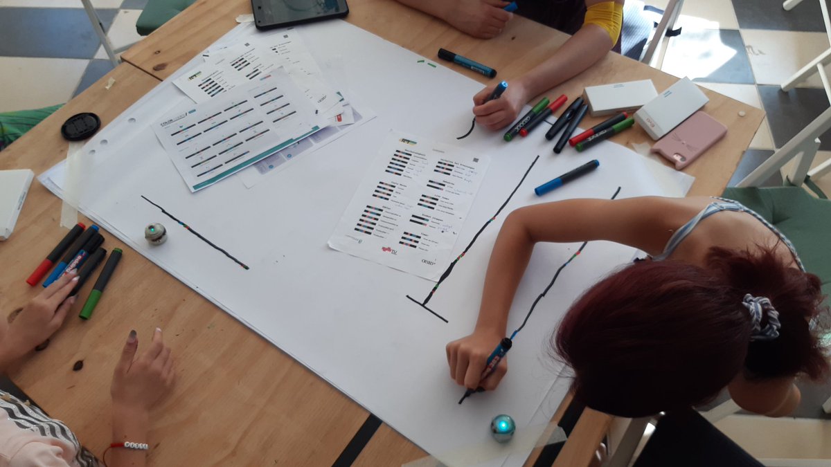 LehrstuhlEMV's tweet photo. Unsere @Ozobot|s waren beim #UtopiaLab des @lkjlsa auch mit am Start und wurden von den Kids des #Robotik-Workshops "grafisch" programmiert. Das geht durch farbige Muster auf schwarzen Linien, denen die Roboter folgen. Vielen Dank an Lena fürs Erklären der nötigen Farbmuster. https://t.co/Zv2B1K34pU