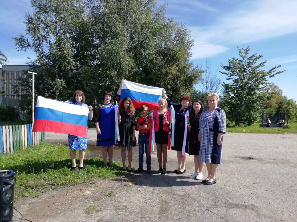 Rodniki_ER's tweet photo. @Rodniki_ER Члены первичных отделений и кандидаты в депутаты активно участвовали в акции, приуроченной ко Дню Российского флага.#ER37 #ДеньФлага https://t.co/0Zodg34F0e