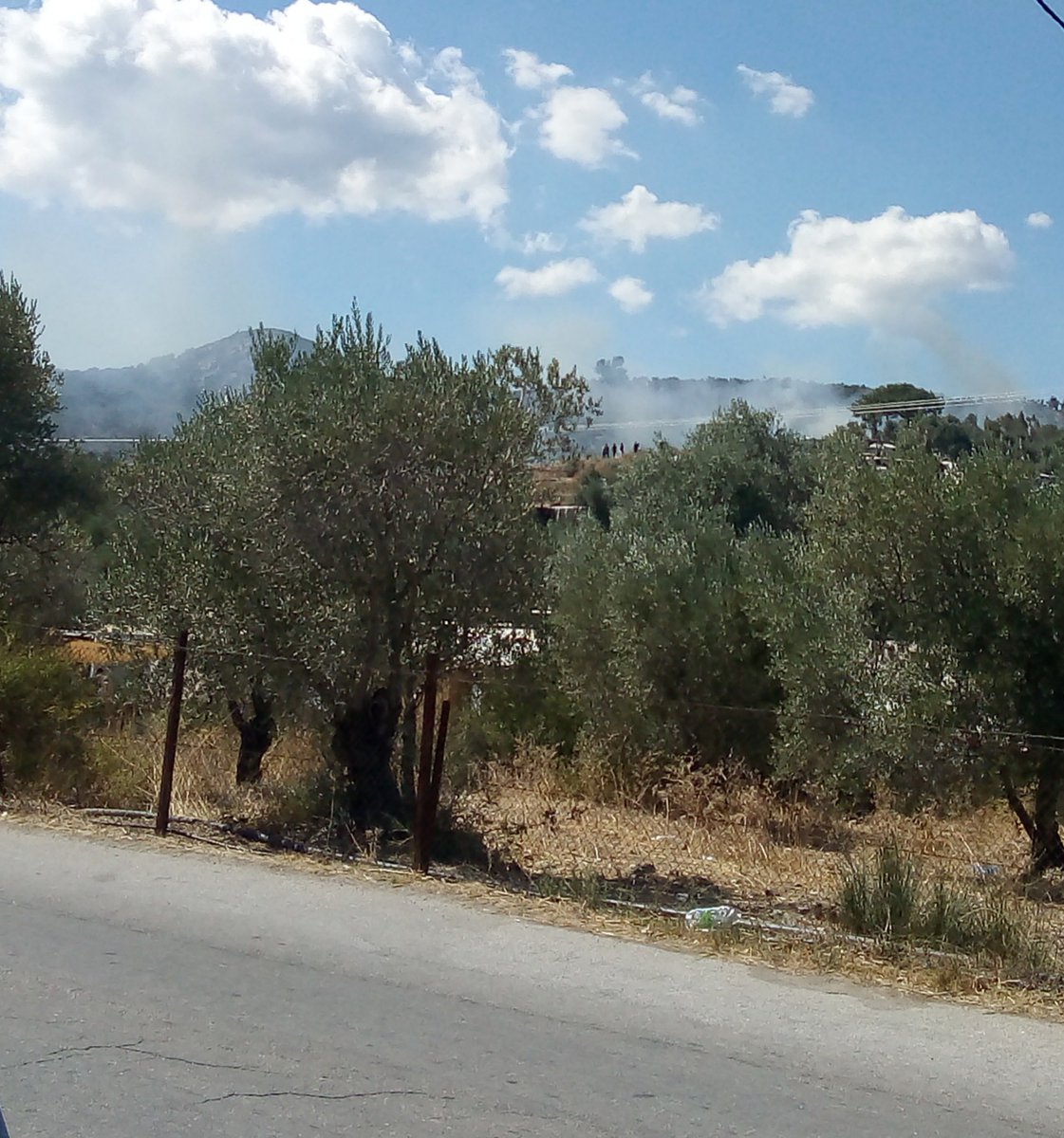 Isola di #Lesvos: attacco fascista nel campo di #Moria
di Diego Saccora - APS Lungo la <a href="/rottabalcanica/">Rotta balcanica</a> 
» bit.ly/3j7Q7x5

Leggi anche:
«Qui si sta meglio». Dalla #Grecia un articolo di Diego Saccora
bit.ly/32msKsO