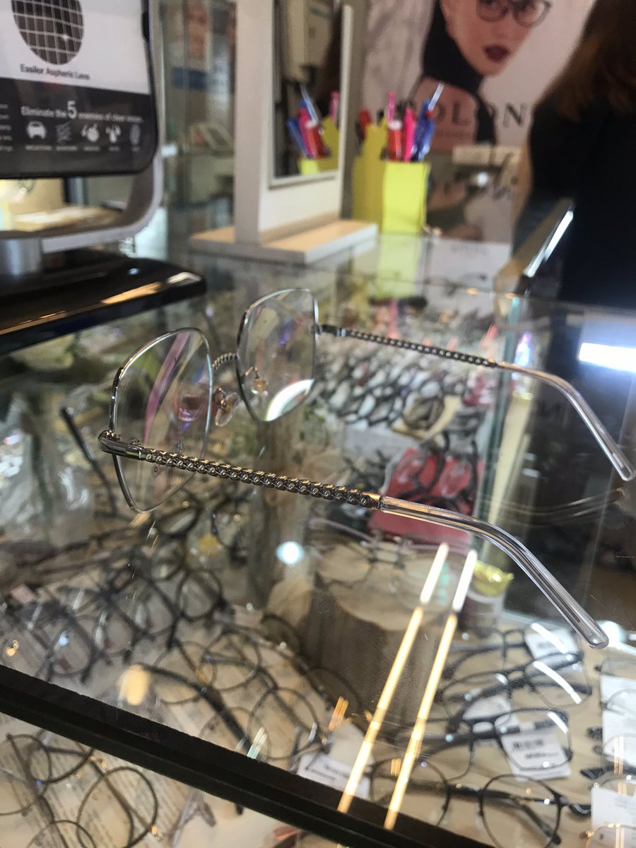 ไปตัดแว่นใหม่ที่สยาม ร้านที่ตามๆคนในทวิต คือดีมาก พี่เจ้าของแนะนำดีมาก นี่ทั้งสั้นเยอะ เอียง200อีก ย่อบางอีก เลนส์บลูบล็อคอีก หมดนี่ 1490฿ รวมส่งถึงบ้าน (เพราะต้องสั่งเลนส์) ราคาดีมากกก ใครสายตาเยอะแบบนี่จะเข้าใจว่าราคานี้อะไม่แพงเลย ปกติมีแตะ2พันแน่ๆ ละกรอบสวยถูกใจมาก