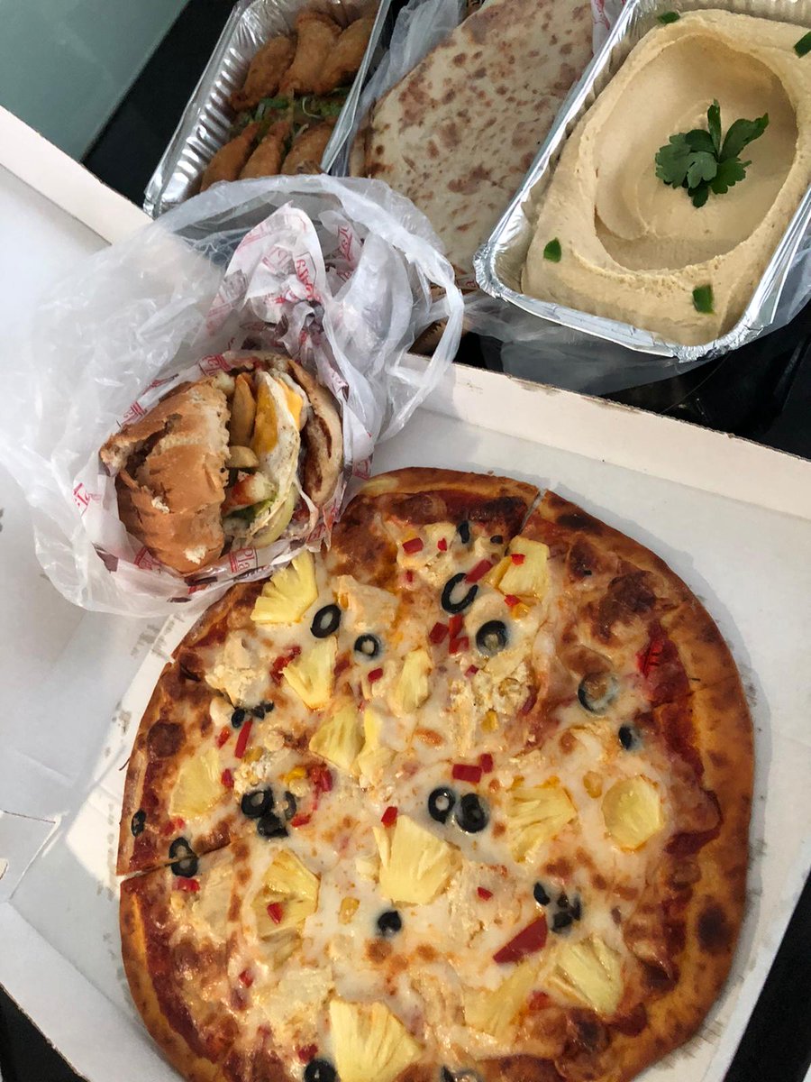 Luanda's food delivery apps provide an impressive number of burger & pizza options. In the case of  @App_Kubinga, my location is limited to 4 burger joints & 1 sushi (all good ones).For our first food (not resaurant) repeat,  @ogarcomEntregas brought us pizza & homemade hummus.