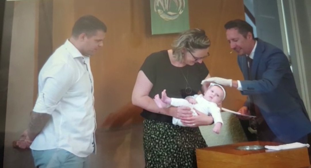 AadKolthof's tweet photo. Gisteren werd onze jongste kleindochter Diede #gedoopt in de #Ontmoetingskerk in Rijssen. Prachtig om aanwezig te mogen zijn bij dit kostbare moment.
De foto's zijn niet al te scherp, onze herinnering des te meer...
#dankbaar https://t.co/9MJg5DZMTa