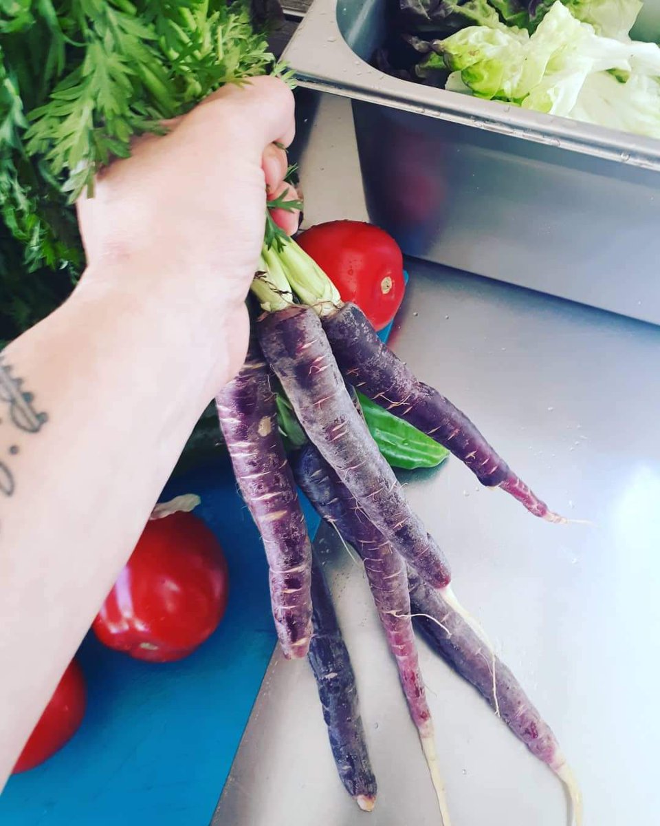 En Mallorca, tenemos una zanahoria muy nuestra que la gastronomía está recuperando.. 
La zanahoria morada o "safarnaria".
De sabor más dulce que la zanahoria tradicional. 
La has probado alguna vez?