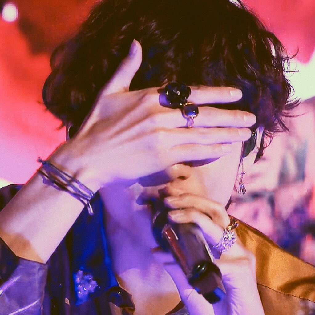 taehyung& #39;s long & curly hair - an ethereal thread ♡