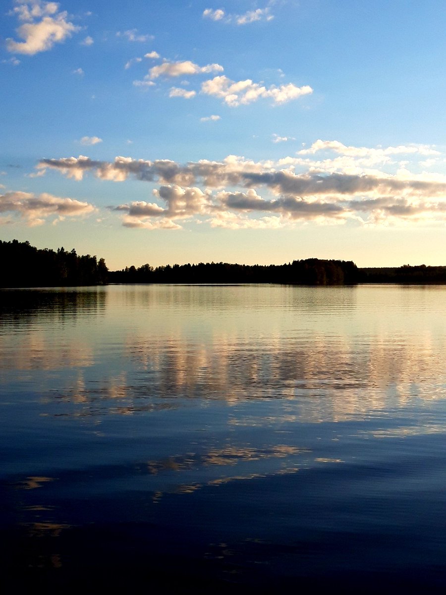 markkutaivainen's tweet photo. 🧡 Näihin tunnelmiin päättyi kesälomamme viimeinen ilta Joutenolossa -souturetkeen Kultakarille 💛 #kesäloma #Suomenkesä #elokuu #Suomenluonto #järviluonto #järvimaisema #souturetki #veneretki #Joutenolossa #Kangasala #Vesijärvi #Finissummer https://t.co/wv7H7rjQpE