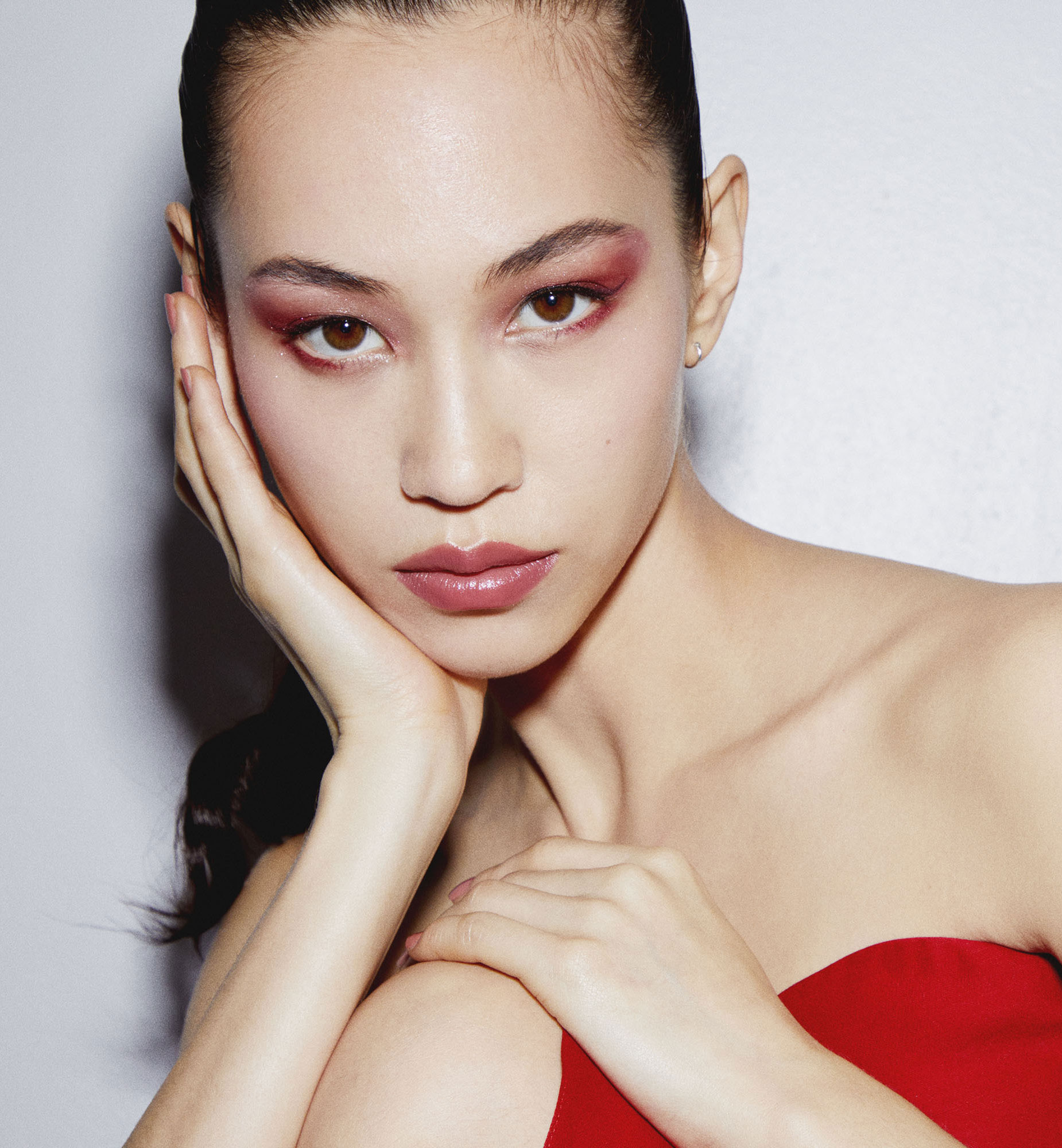 Dior Beauty Japan 鮮やかな印象のレッド ドレスにインスパイアされた 879 ルージュ トラファルガー スキンケア成分配合の新 サンク クルール クチュール で 水原希子のような魅惑の眼差しを手に入れて T Co Dy5gjavool T Co