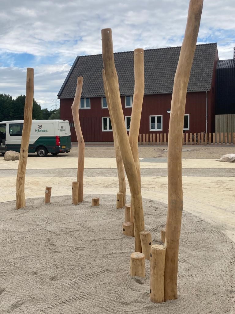 •Project•
In #Nuenen is weer een mooie #speelplaats opgeleverd. Op verzoek zijn onze #Robinia stelten uitgevoerd zonder gekleurde paalkapjes. Realisatie en foto door Eijkelboom.
