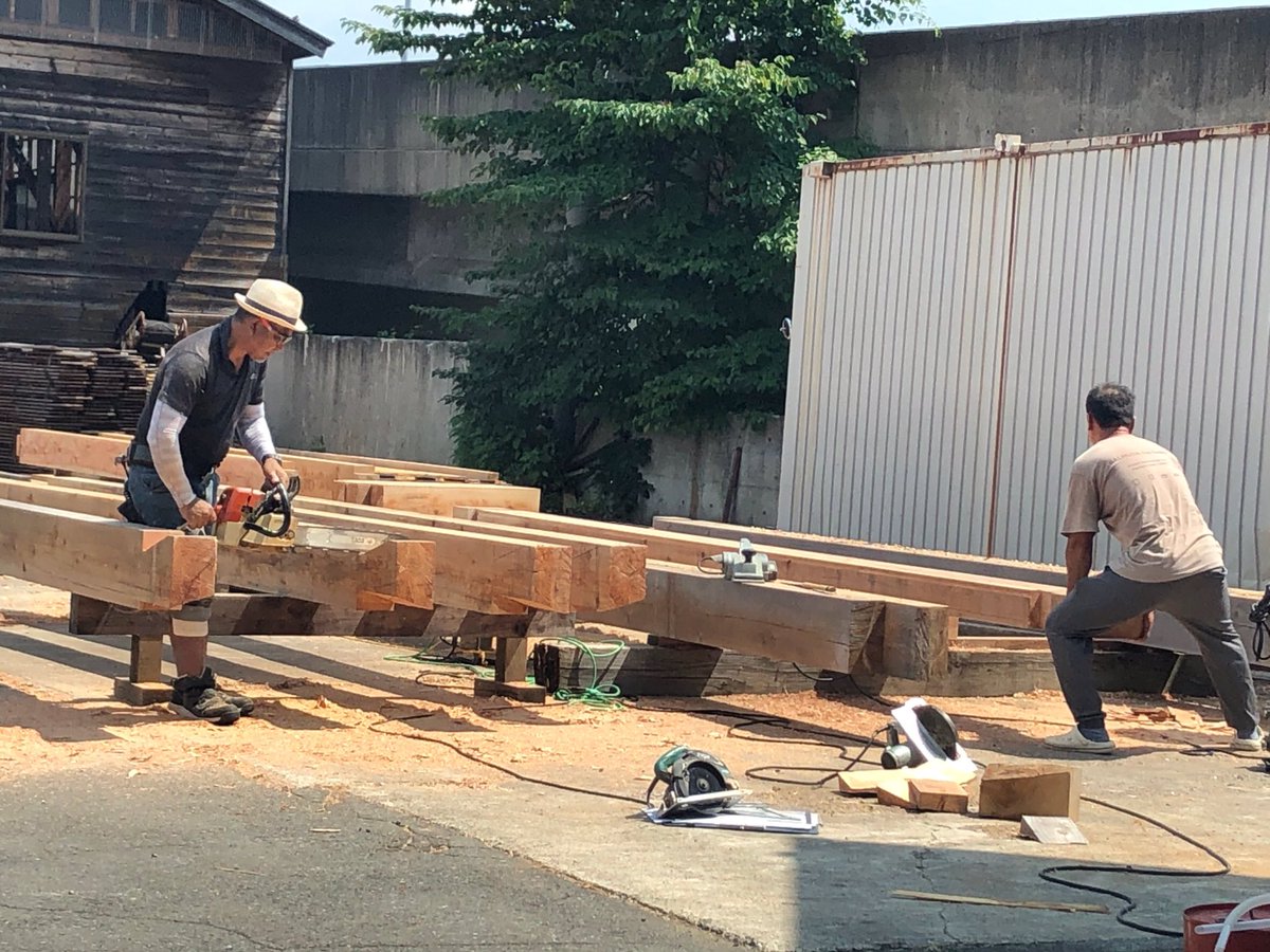 loghouse_lograf's tweet photo. 新たな #ダブテイルログ 加工中!
・
#loghouse #loghome #lograf #ログハウス #森に住もう部 #ログラフ #木の家 #自然素材の家 #diy #セルフビルド #自然 #nature #かっこいい家 #logcabin https://t.co/CiMOfaRGGi