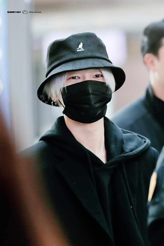 cloud19840824's tweet photo. 180209 ICN

버스
나 : 삐빅!기사님 두 명이요
제 마음속엔 언제나 오빠가 존재하거든요
기사님 : 손님 나는 빛 요금은 받지않아

난 이날의 오빠를 잊지못해요🥺 마스크를 쓰고 있지만 웃고 있는 표정 너무 스윗하자나😭

#예성 #김종운 #Yesung #슈퍼주니어   #SUPERJUNIOR @shfly3424 @SJofficial https://t.co/wSz9WfuGy9