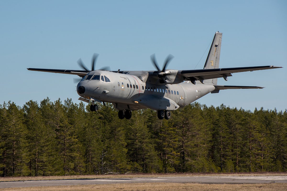 FinnishAirForce's tweet photo. Satakunnan lennoston ATEX 20 -harjoitus tuo Ilmavoimien kuljetus- ja yhteyskoneet Pohjois-Pohjanmaan ja Kainuun ylle tällä viikolla. Käytössä ovat Oulun, Pudasjärven, Kajaanin ja Kuusamon lentokentät. #ilmavoimat #satlsto #atex20 Lue lisää: https://t.co/MLG9Yc1IEO https://t.co/7KfTA5oxdF