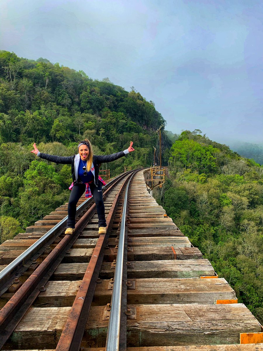euanadeparis's tweet photo. 3 dias, 50km, 4 cidades, dezenas de túneis, 1 deles chega ter 2km, 21 viadutos, entre eles o V13 que é considerado o maior férreo da América do Sul. Tudo isso com a mochila nas costas que pesa em média 10/13 kg. 
Só sei que foi  S E N S A C I O N A L!!!! https://t.co/E2EEzlFYo6