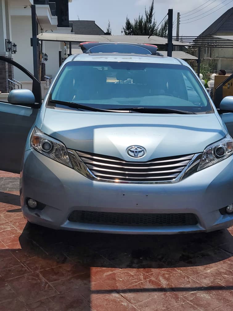 SmozuEnterprise's tweet photo. 2017 Sienna on sale.
Full option with Tv/Dvd
Asking price N11 Million
#covidmillionaires 
#Arewatwitter https://t.co/5aR8xYZ6ey https://t.co/WyDvERmmD6