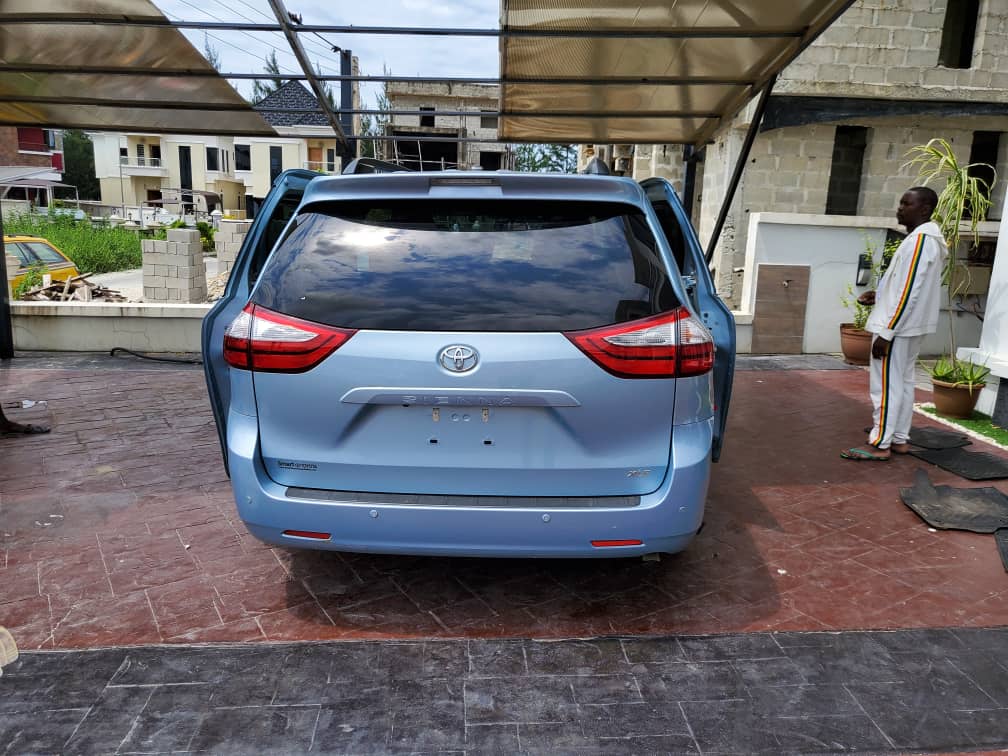 SmozuEnterprise's tweet photo. 2017 Sienna on sale.
Full option with Tv/Dvd
Asking price N11 Million
#covidmillionaires 
#Arewatwitter https://t.co/5aR8xYZ6ey https://t.co/WyDvERmmD6
