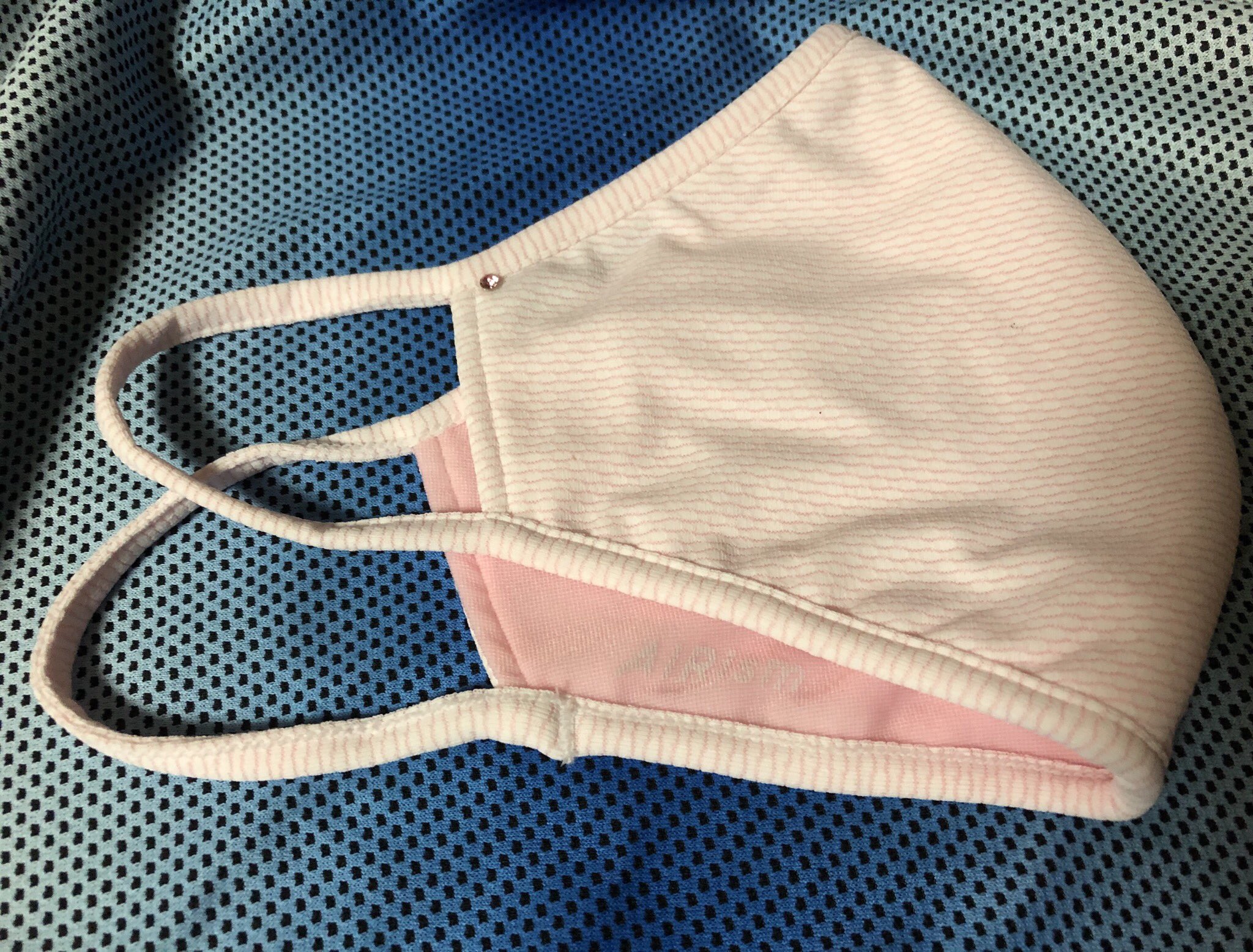 どま 知り合いの分 またエアリズムマスクを染色してみました 女性なのでピンク 上下が分かり易いようにピンポイントでスワロフスキーデコ W Airismmask Uniqlo T Co Abjxhdkuzt Twitter