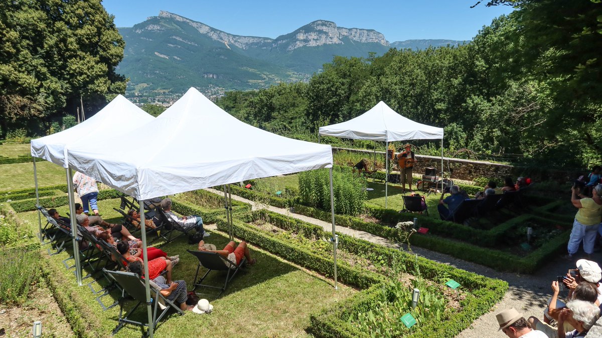 VilledeChambery's tweet photo. 💭 Demain midi, c'est #rêverie ! 💭 | Rendez-vous à 13h dans les #jardins de Jean-Jacques Rousseau aux #Charmettes pour une sieste musicale et bucolique. 
📃 Au programme : Découvrez Plexus, un duo instrumental batterie/ guitare électrique 🎸 https://t.co/vwWeNGCQSi