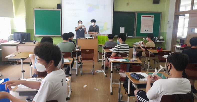 Qjt9bLr5CjXTtlI's tweet image. 구미중학교 학생자율학점제 #구미교육지원청 #구미중학교 #구미학생자율학점제 #구미중공학아카데미 #구미코로나19 #사회안전예방신문 #학교폭력예방신문 #오인환기자  -&amp;gt; 자세히보기safety24.kr/news/567935