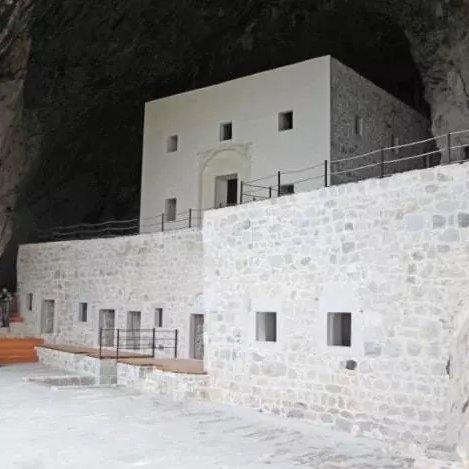 Giresun'daki Orta Çağ'dan kalma Şebinkarahisar Meryem Ana Manastırı restorasyonu.