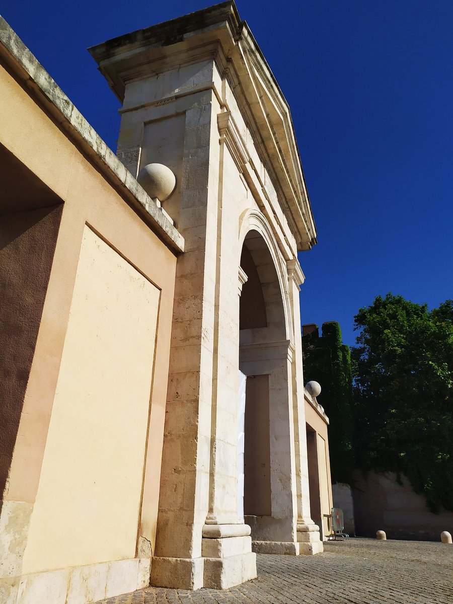 AlcalaTurismoY_'s tweet photo. Buenos días, en el siglo XVIII el cardenal arzobispo de Toledo Lorenzana mandó edificar nuestra neoclásica Puerta de Madrid ¡Sencilla y preciosa! Alcalá de Henares #AlcaládeHenaresTeEspera #DondeTodoRenace #turismocultural 🏛️ 👉 #visitasguiadas #España 📷 #Spain https://t.co/tm5dbmQo6h