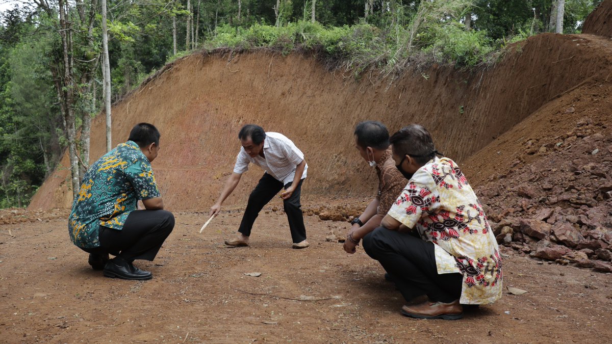 Koordinasi dan arahan teknis bisa efektif apabila langsung dijelaskan menyesuaikan kondisi lapangan, syaratnya adalah kita langsung berada di lokasi..... iya kan ?