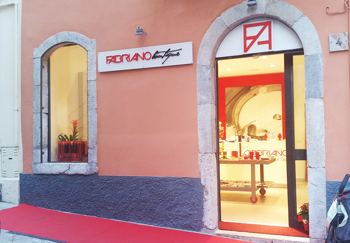 SALUTI DA... #Taormina ☀️🌊
La nostra boutique in Sicilia, nella meravigliosa città di Taormina, è aperta e vi aspetta per consigliarvi tante idee regalo da scegliere tra le nostre collezioni.
📍 Fabriano Boutique Taormina, Via Calapitrulli 4 
#Fabteam #stationery #paperlover