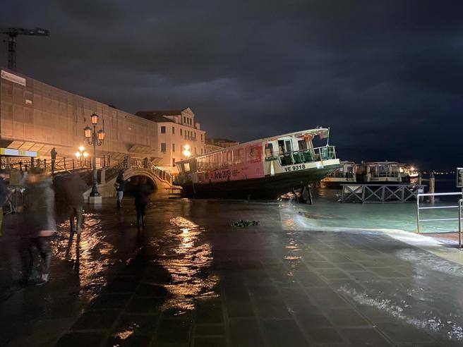 TommasoFerro5's tweet photo. #Zaia dichiara #statodicrisi per #Verona, ma questa non è una crisi estemporanea, trattasi di emergenza perenne da #CambiamentoClimatico. Lo stesso che da Vicenza 2010 fa sì che lo stato di calamità venga invocato dalla regione in media quasi 10 volte l'anno con trend in rialzo. https://t.co/2ESWH96of2