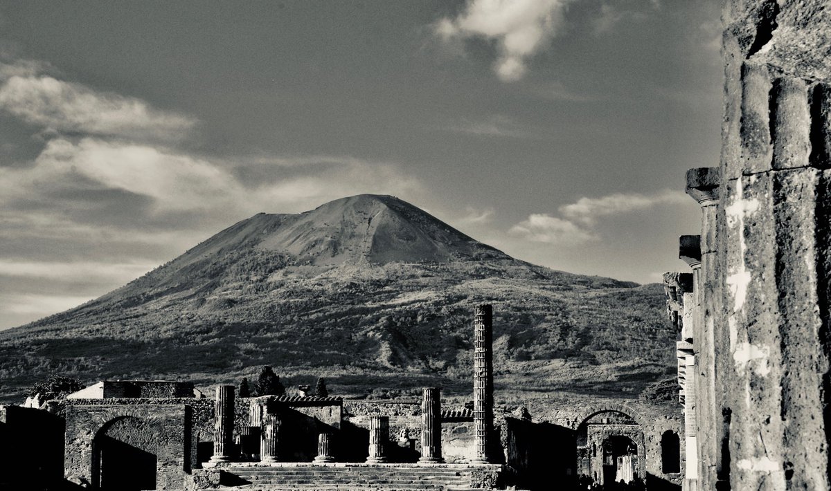 Your annual reminder that although it is claimed, today probably wasn’t the day that Vesuvius erupted in AD 79 burying the landscape in volcanic debris and covering the Roman cities of  #Pompeii and  #Herculaneum as well as other settlements and rural villas in the area.